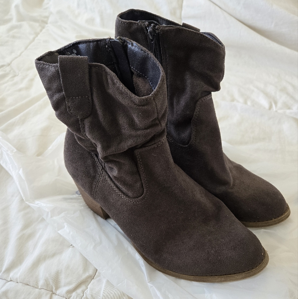 Woman's Size 10 Brown Above Ankle Boots